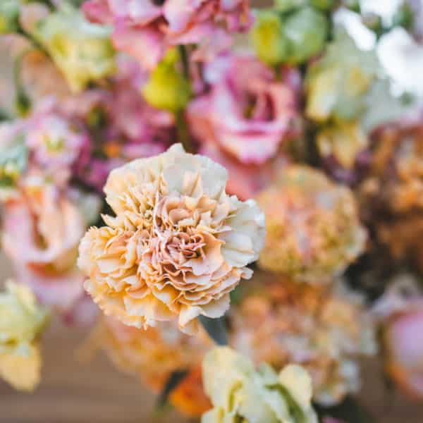 Mariage à Chantaco scénographié par Pastel Créatif - Bouquet fde fleurs fraiches sur mesure