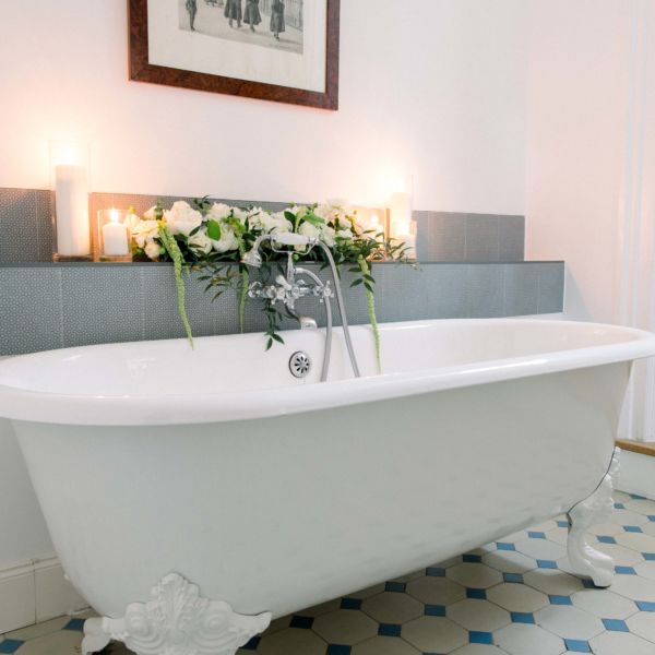 Mariage au Chateau Clair de Lune, à Biarritz - Scénographie créée sur Mesure par Pastel Créatif - Décoration florale des espaces intérieurs - baignoire de la suite nuptiale