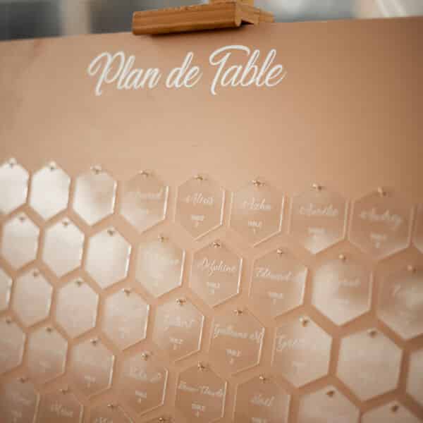 Plan de table en bois et Plexiglas mariage marie et Kevin
